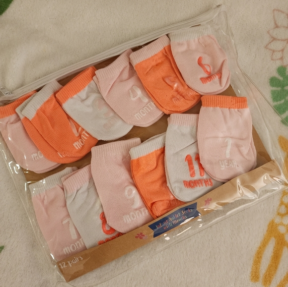 Baby Milestone Blanket with Socks - Picture 2 of 3